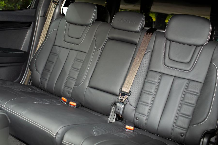 Интерьер Isuzu D-Max Blade Double Cab 2017 года  (UK) (фото 48 из 52)